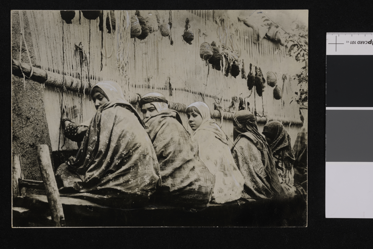 Gruppeportrett av jenter ved en teppevev. Fotografi samlet/tatt i forbindelse med Elisabeth Meyers bok; En Kvinnes ferd til Persia.