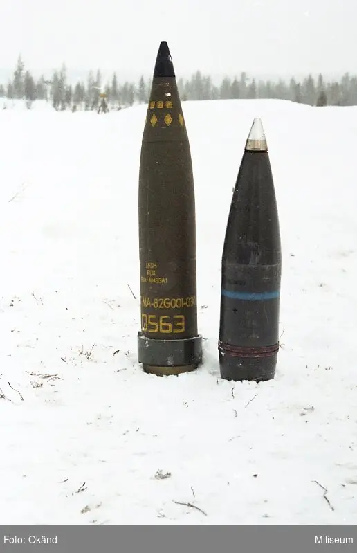 Substridsdel av typ M75 till vänster. Typen kallas i samlingsnamn Dual-purpose improved conventional munition. Till höger 15,5 cm övningsgranat.