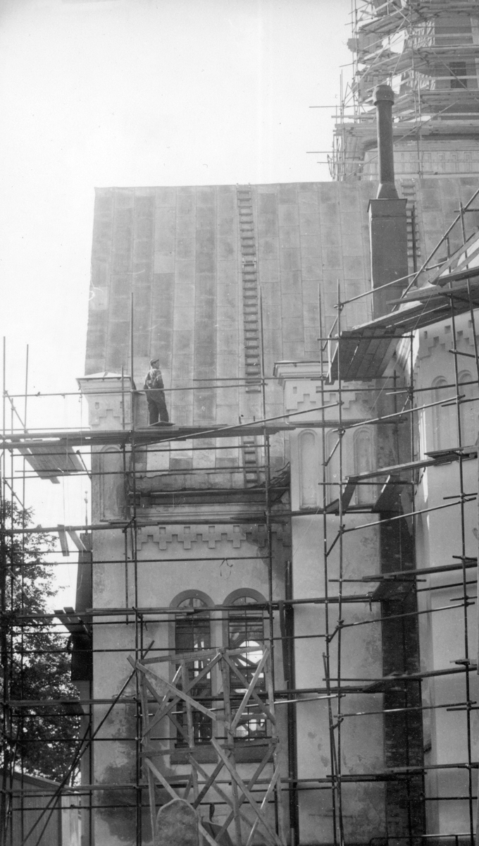 Den 22 maj 1959 träffades Vånga kyrka av ett häftigt åskslag, vars efterföljande eldsvåda endast lämnade yttermurarna kvar. Till råga på allt hade kyrkan då nyligen genomgått en genomgripande restaurering. Under åren 1961-62 återuppfördes kyrkan efter de gamla ritningarna men med modern inredning. Här ett nedslag vid arbetets slutskede.
