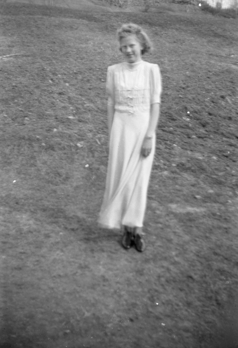 Bildet viser Konfirmasjon 11 mai 1941

Fotosamling etter Øystein O. Jonsjords (1895-1968), Tinn.