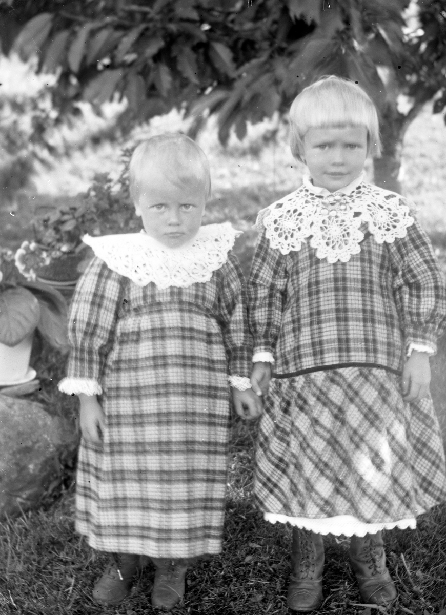 Fotosamling etter Øystein O. Jonsjords (1895-1968), Tinn. Fotografiene i samlingen representerer områdene omkring Tinn, og Johnsjord fotograferte blandt annet en rekke fotografier til bokverket Norske Gårdsbruk. Johnsjord var gardbruker, drosjeeier, autorisert radioreperatør, urmaker og sagbrukseier i tillegg til å være fotograf.
Bilde viser 2 portretter av Olav og Margit Tollefsjord