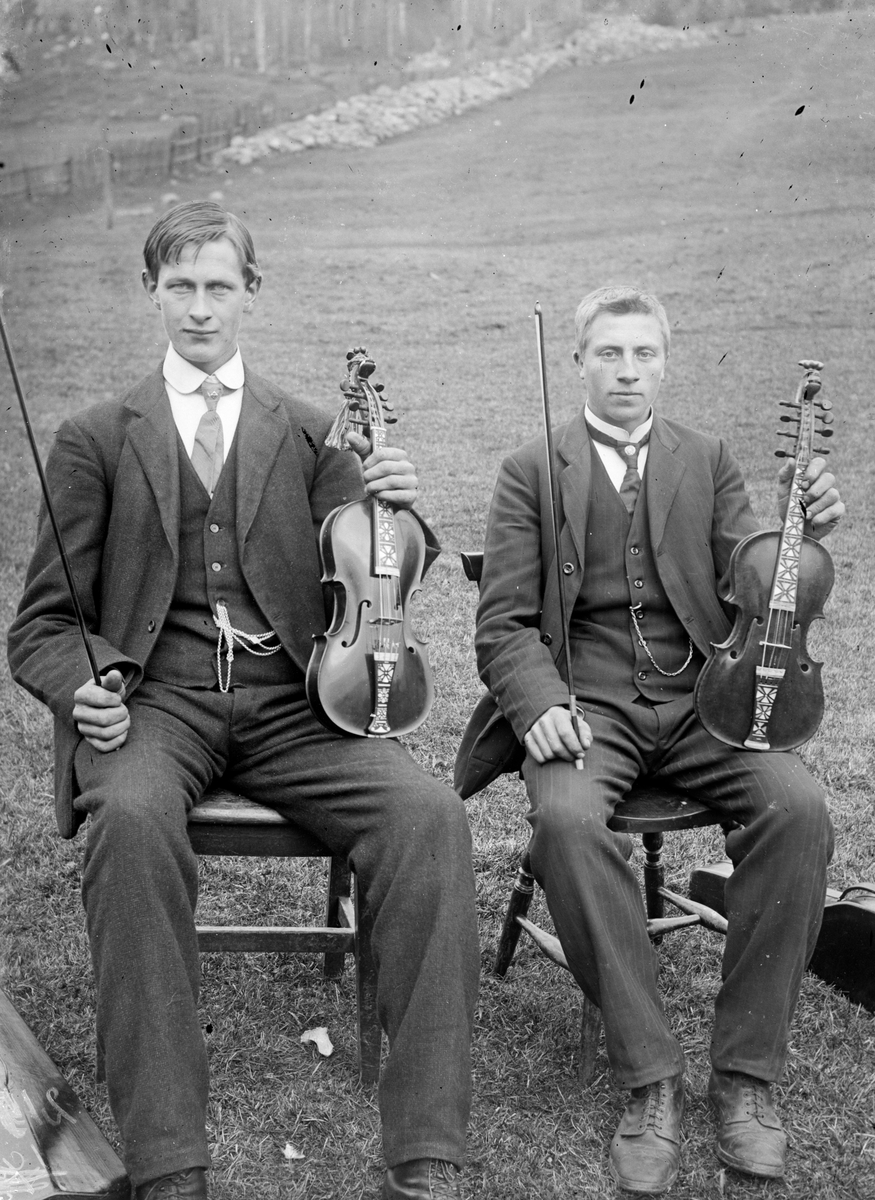 Bilde viser portrett av to spillemenn, Gatue K. Øyaland og Torgeir Rue.

Fotosamling etter Øystein O. Jonsjords (1895-1968), Tinn.