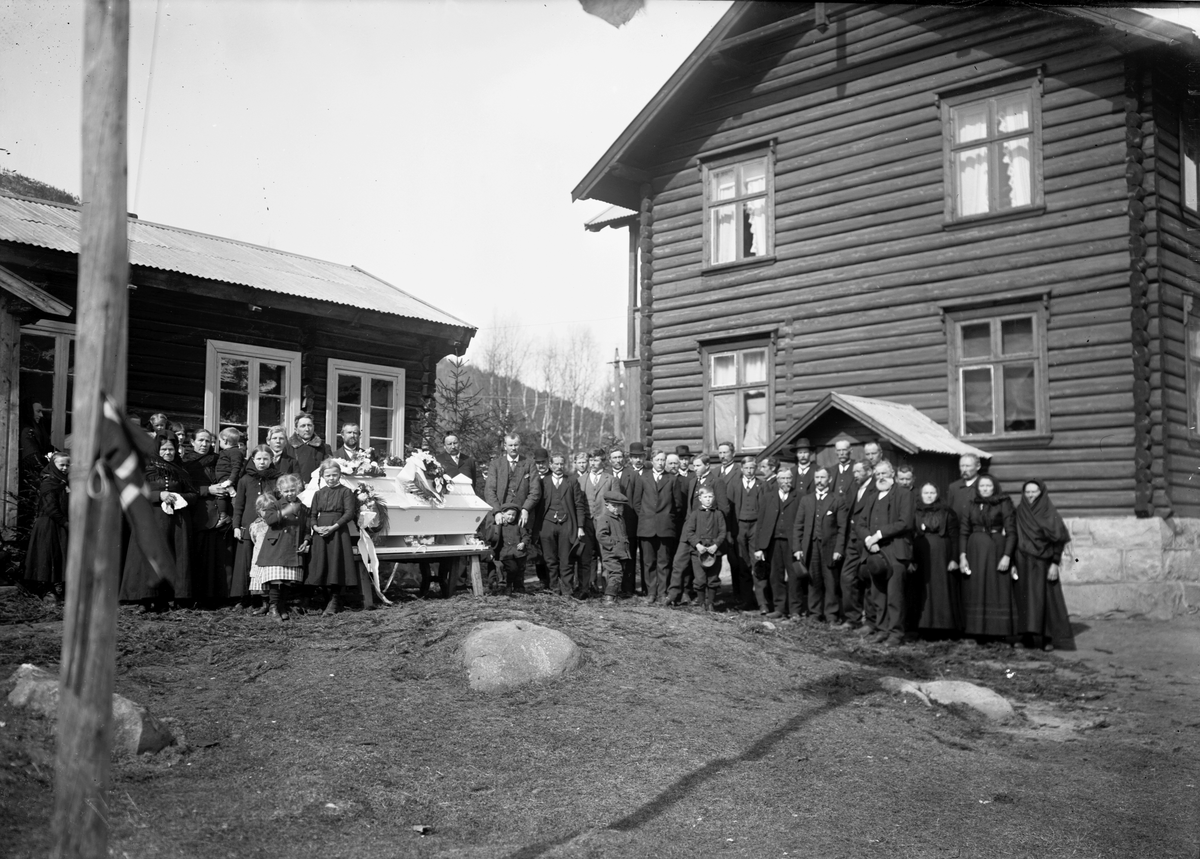 Bilde viser gravferden til Kristin Bøen 1915

Fotosamling etter Øystein O. Jonsjords (1895-1968), Tinn.