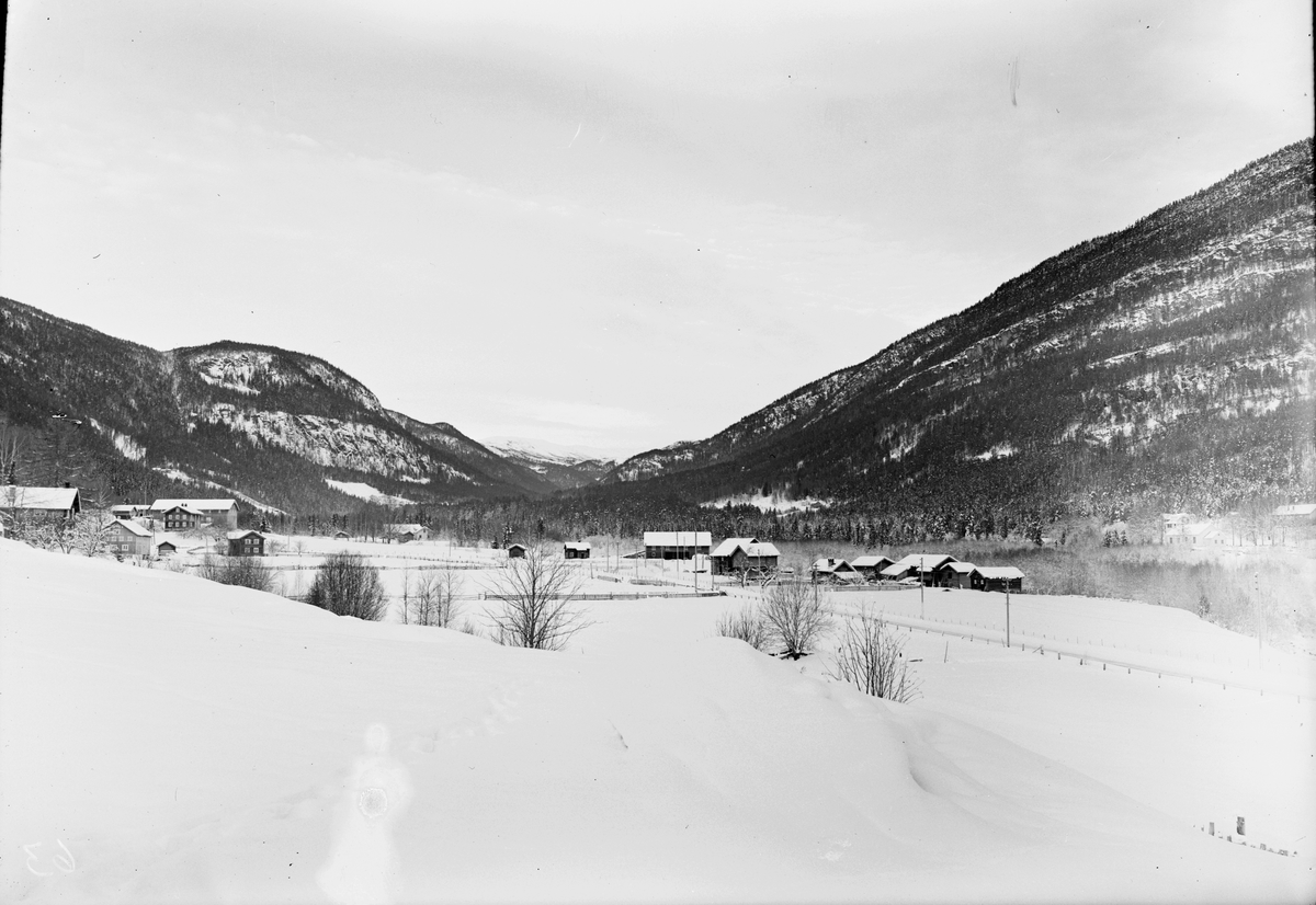 Fotosamling etter Øystein O. Jonsjords (1895-1968), Tinn. F

Bilde viser vinterbilde av Ullerngrend i Atrå.