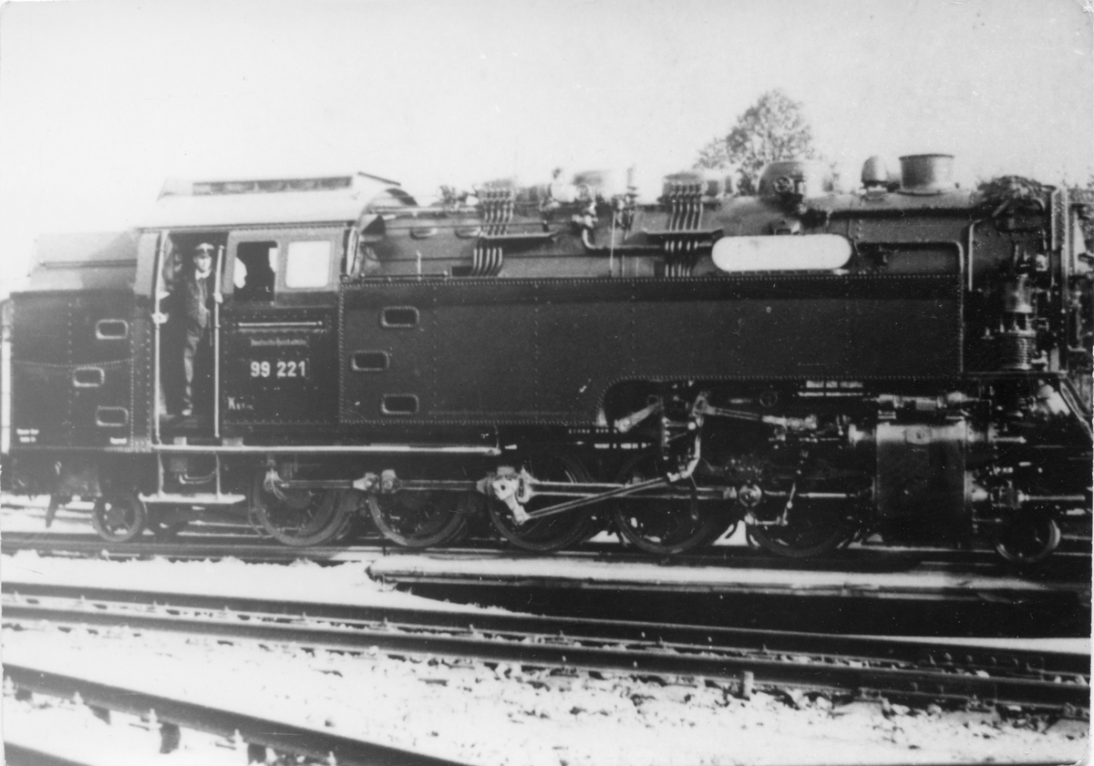 Damplokomotiv nr. 99-221 på dreieskiven ved Eisfeld stasjon.