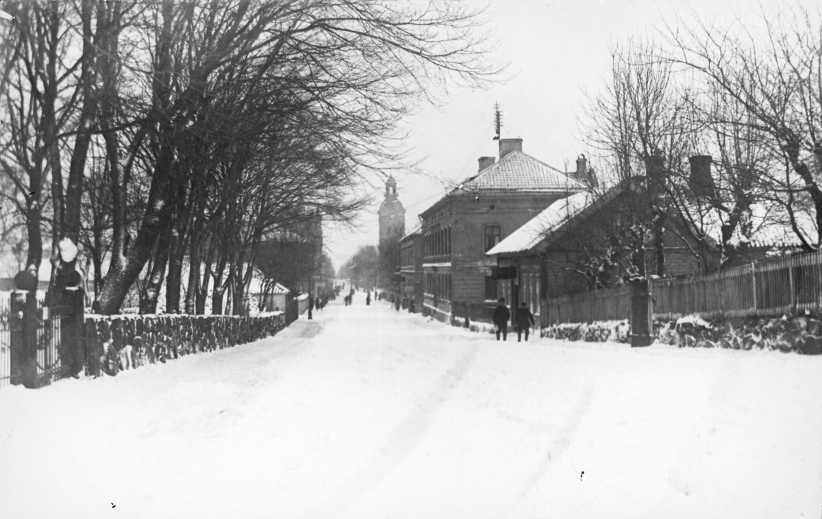 Kungsgatan i vinterskrud sedd mot norr. Till höger ligger kvarteret Pilhagen och till vänster gamla kyrkogården. Längre fram ses kyrktornet vid torget.