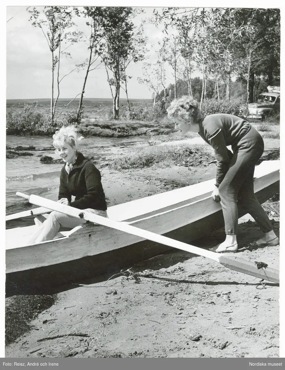 Två kvinnor med  en båt vid kusten i Rättvik.