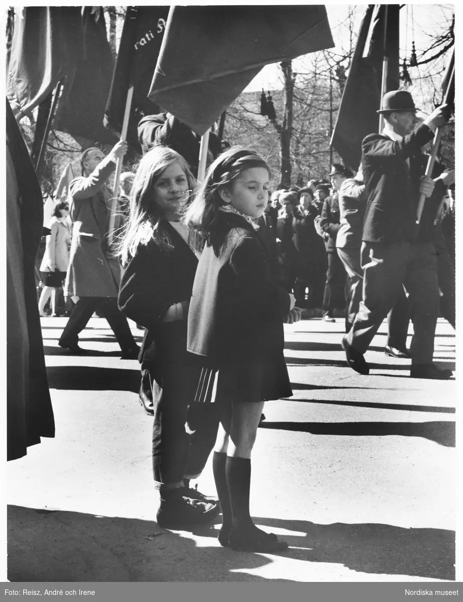 Två flickor vid en Första maj demonstration.