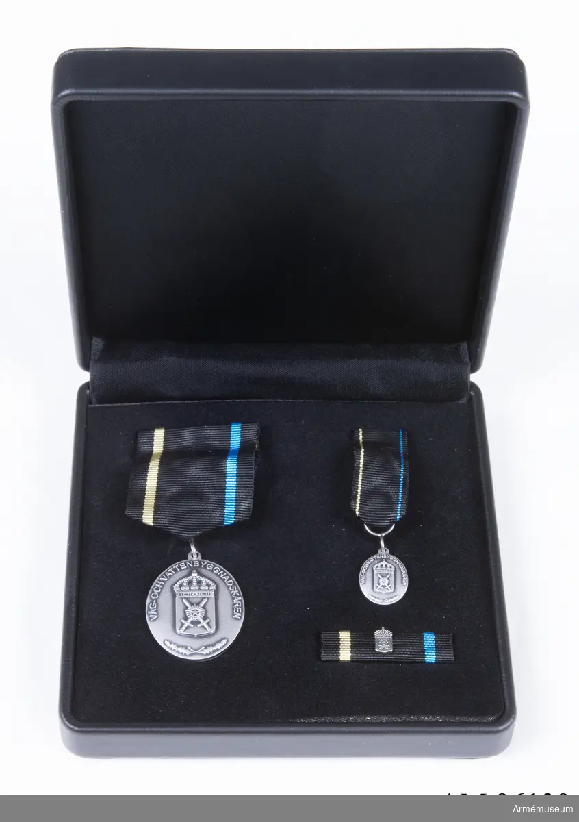 Medalj, miniatyr och släpspänne i etui.