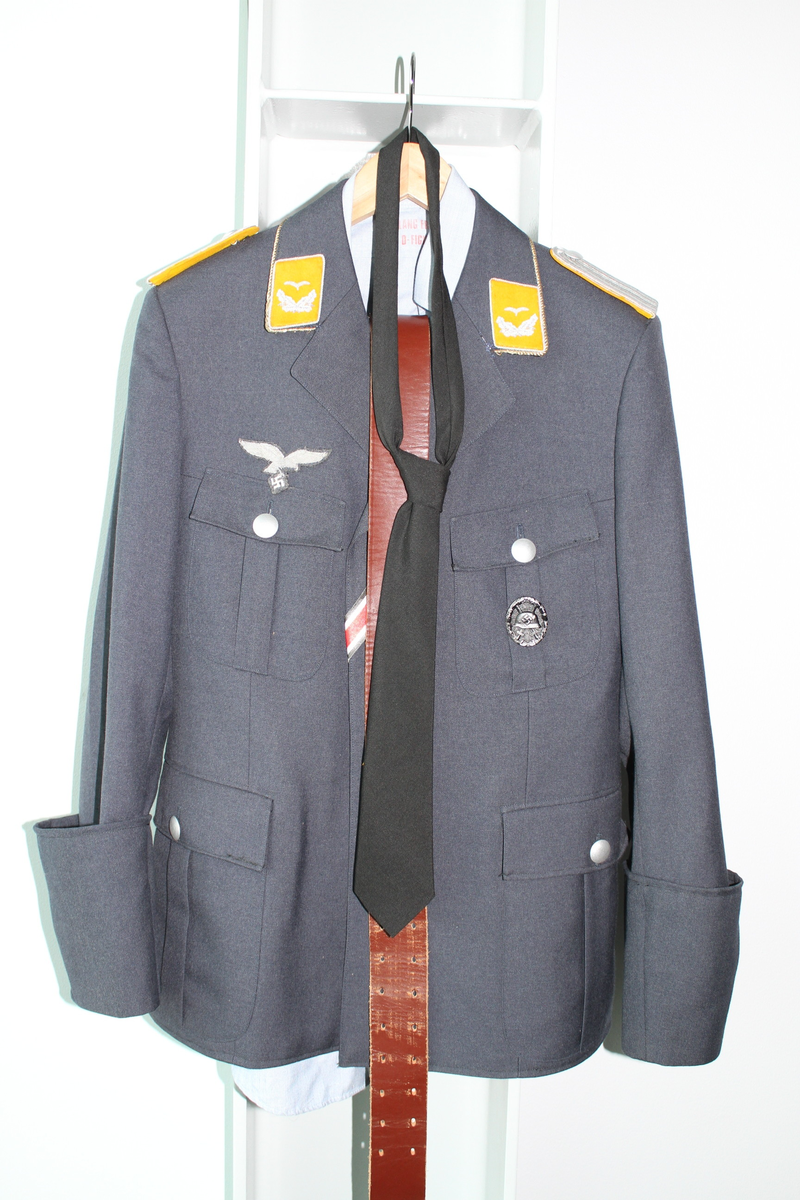 Beskrivelse av uniformen med lue og støvler er beskrevet i dokument avbildet