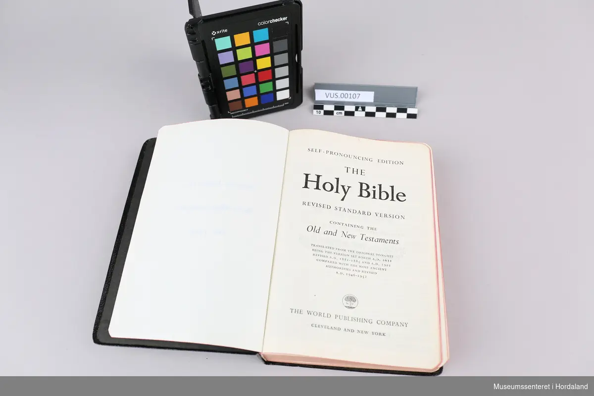 Bibel med svart lærinnbinding og forgylte bokstaver.