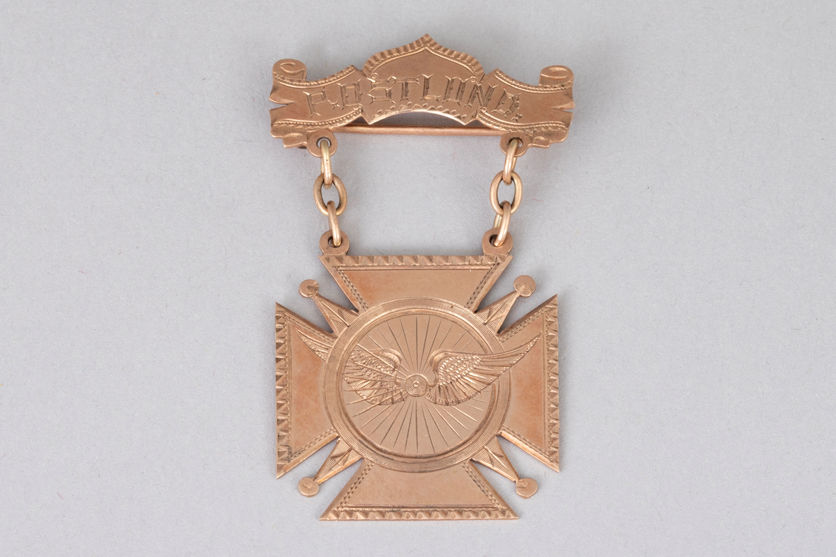 Medalje i bronse formet som et malterserkors. Graverte vinger på avers og gravert tekst på revers. Korset er festet med to lenker til en plate i bannerform. Platen har nål på baksiden.