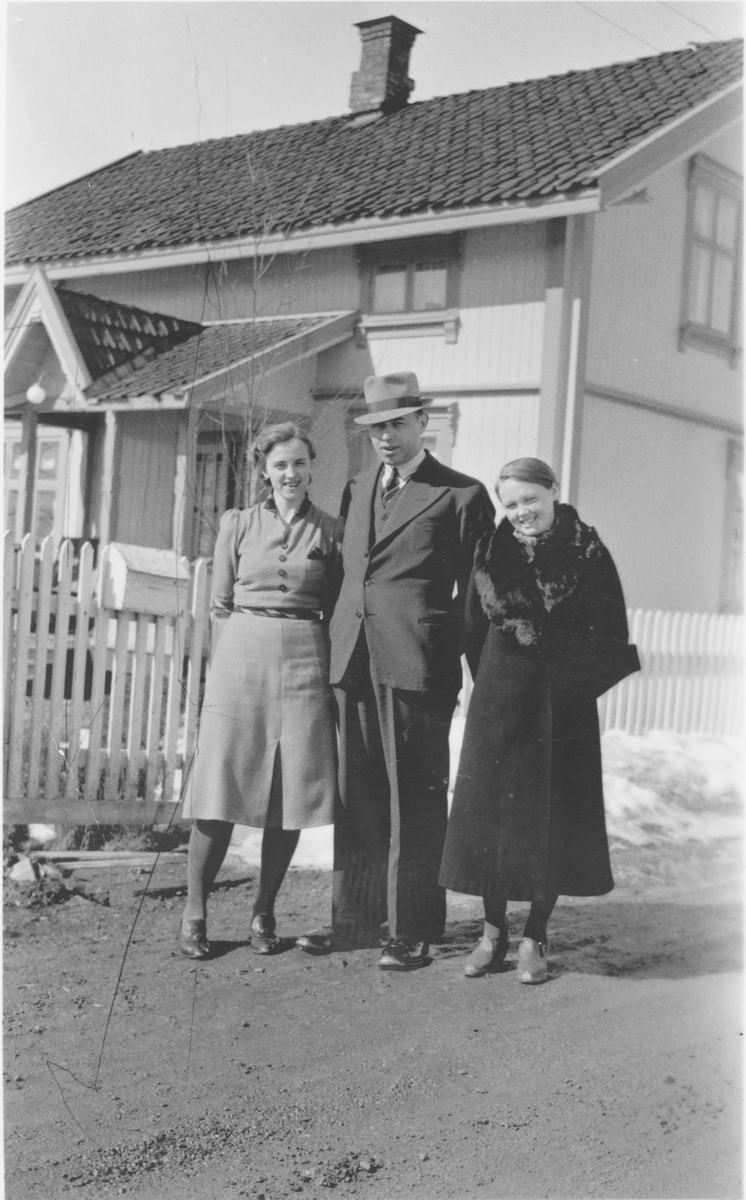 To damer og en mann står på veien  på Ask i Gjerdrum. Mary Nordengen (g.Kjærstad), Kåre Kjærstad og ukjent person.