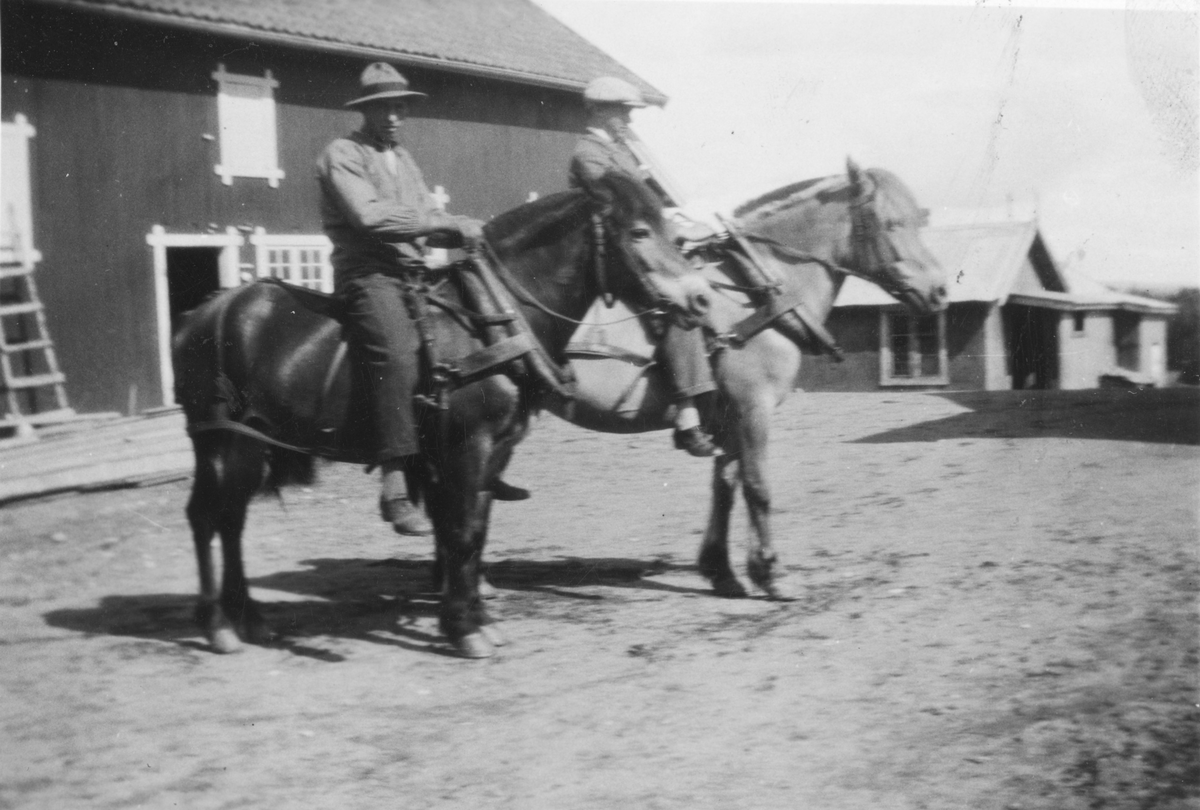 To menn til hest. Bildet er trolig tatt på Hammer gård i Gjerdrum. 