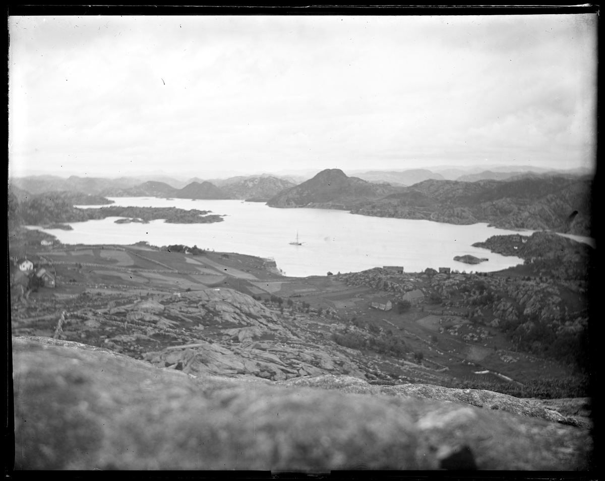 Utsikt fra Kompåsen over Hovland, Hovlandsviga og Søra Sundet ved Eigerøy