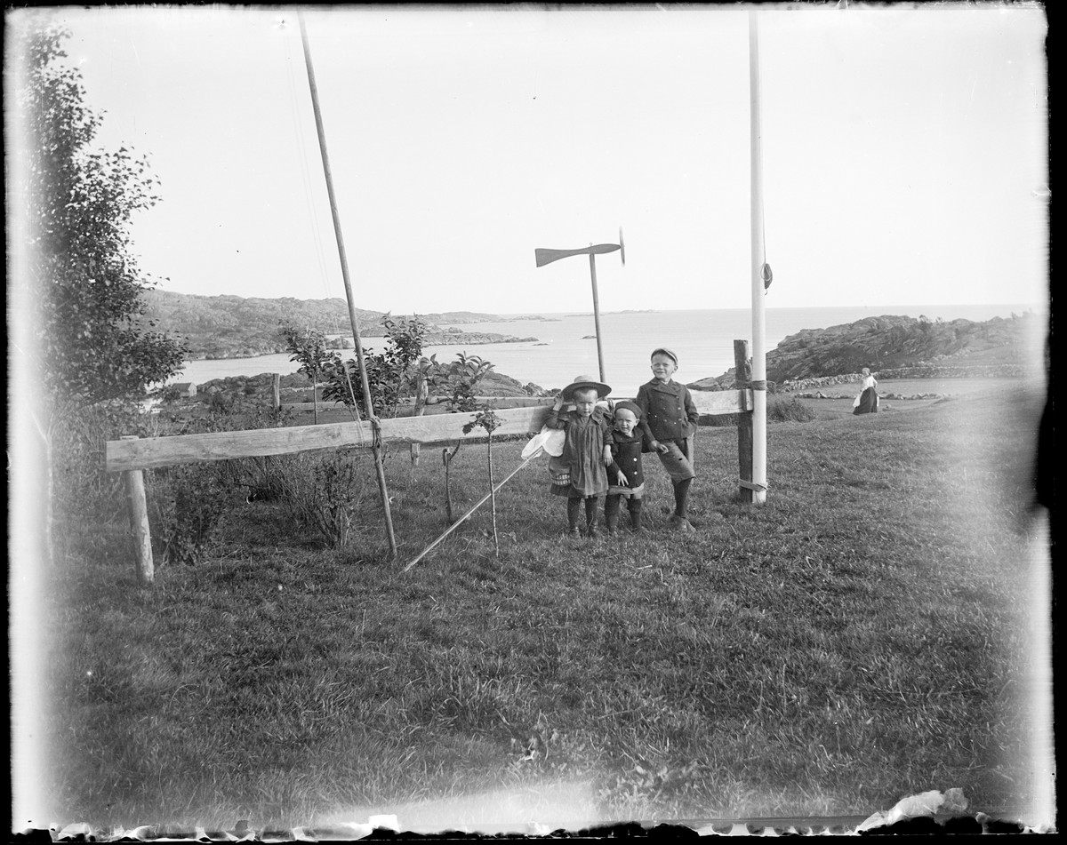 Barn foran flaggstang på Roaldsens gård på Skadberg