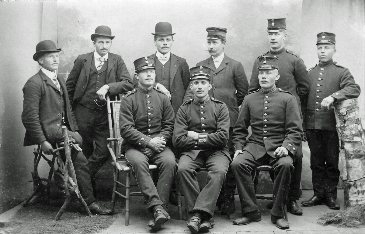 Gruppfoto med soldare ur Västgöta regemente.