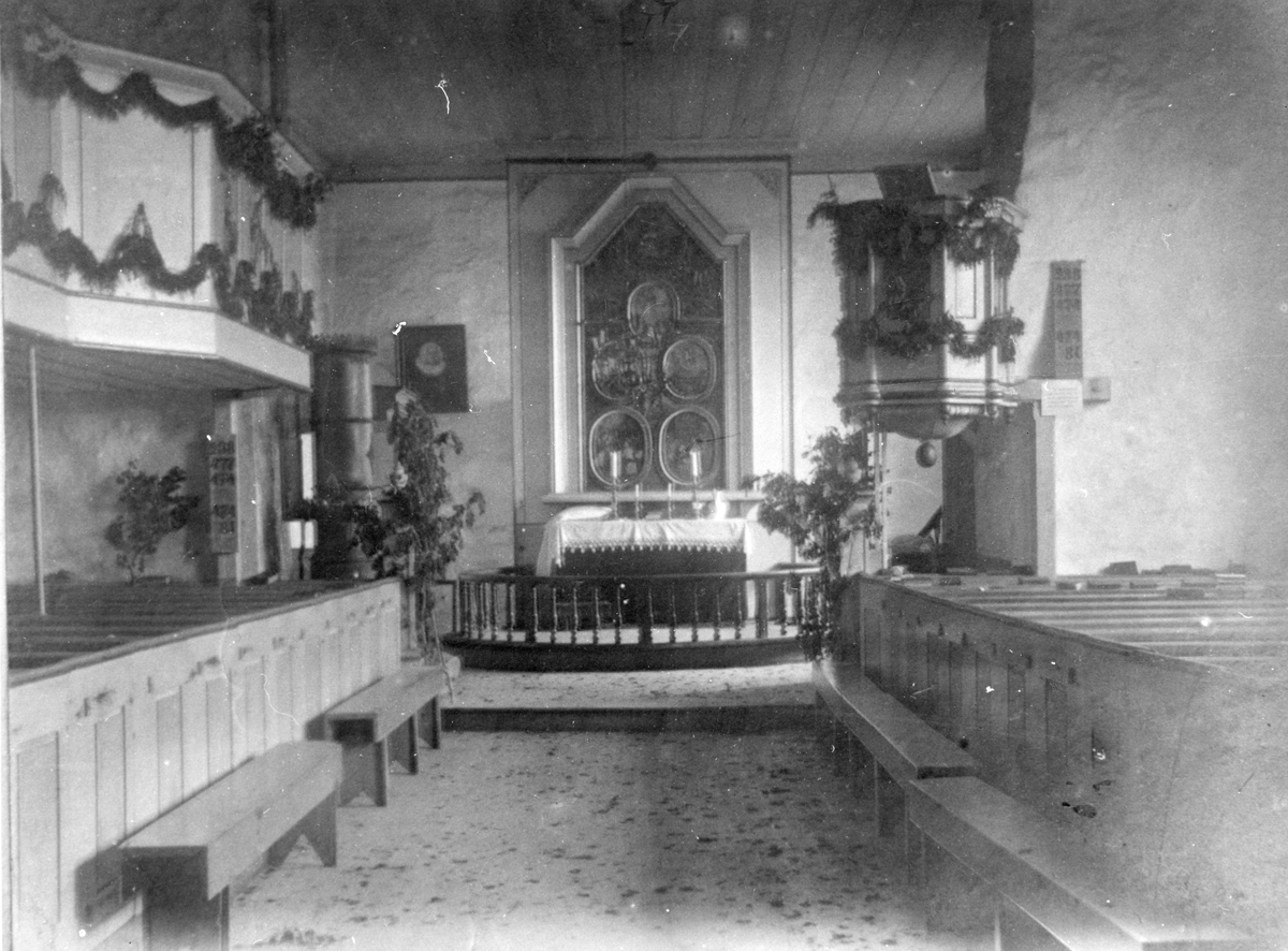 Koret i Dolm kirke, Hitra, før den siste brannen i 1920.