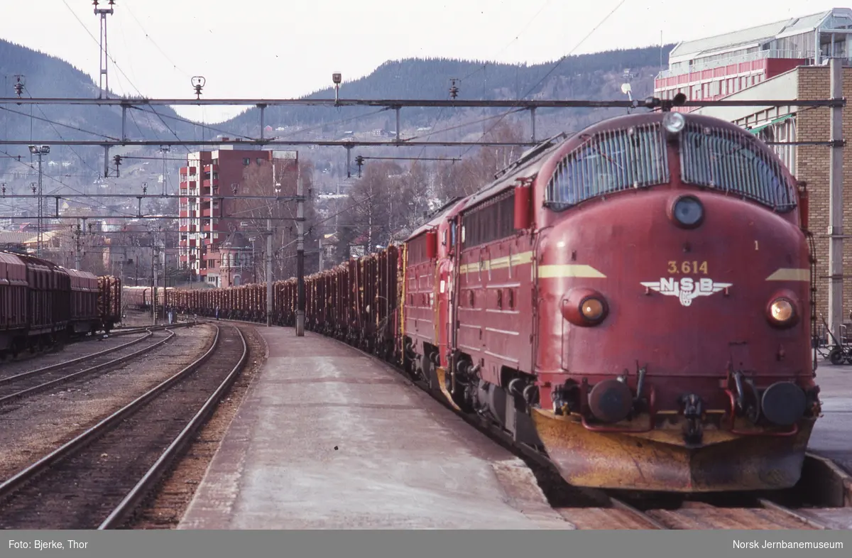 Diesellokomotivene Di 3 614 og 613 med tømmer- og flistog på Lillehammer stasjon