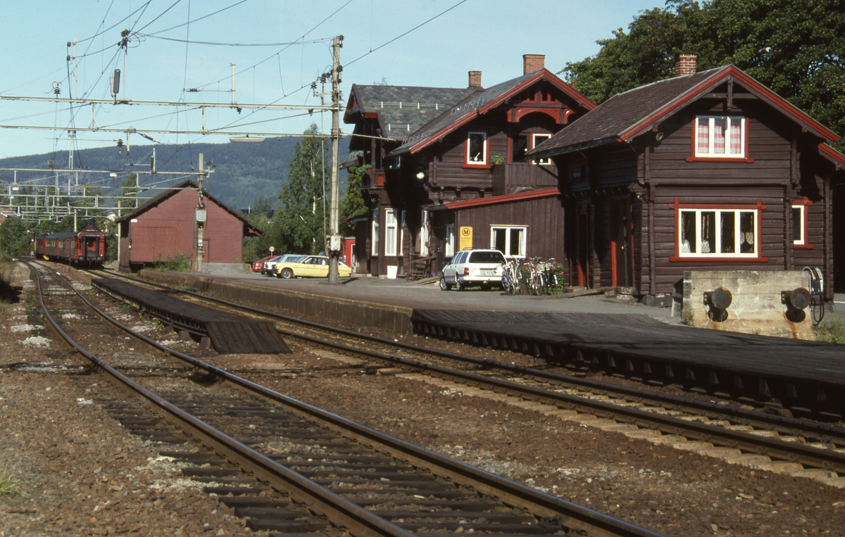 Hakadal stasjon, Gjøvikbanen. Stasjonsbygning, ilgodshus og godshus av Paul Due (1900)