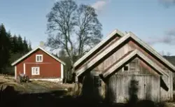 Lathus, plass under Fossum. Bebodd av Ove Lunde og hans trak