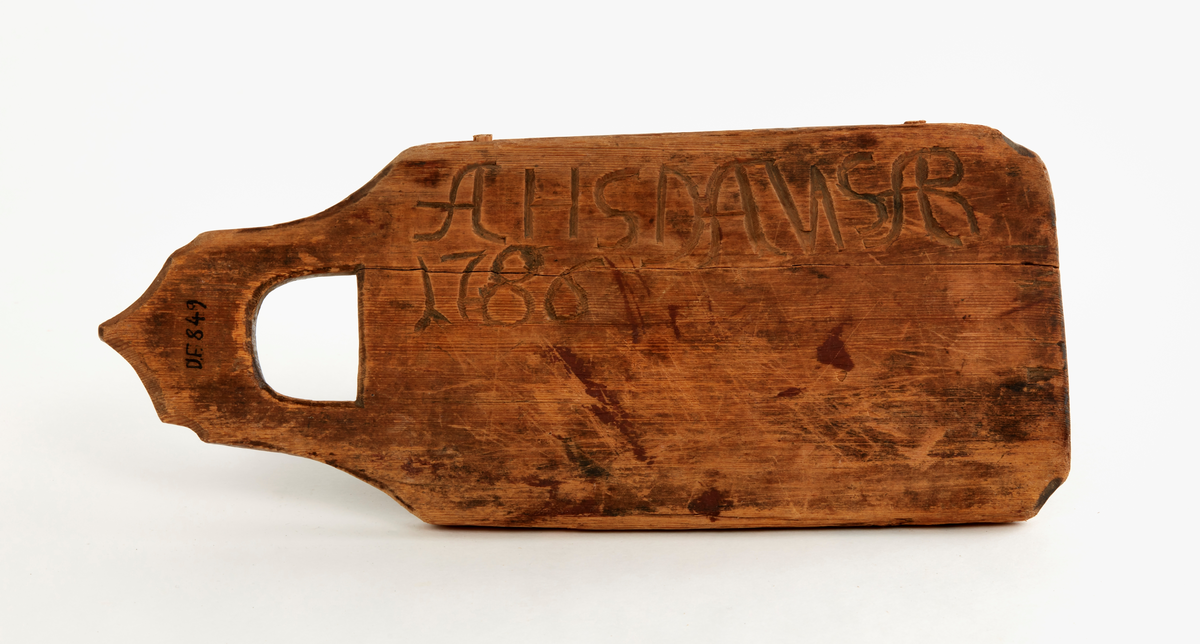 Tobaksbräde. Inskrift: "AHS DANSAR 1786". På undersidan inskrift. Använt för sönderskärande av tobak. Från Sundborn.