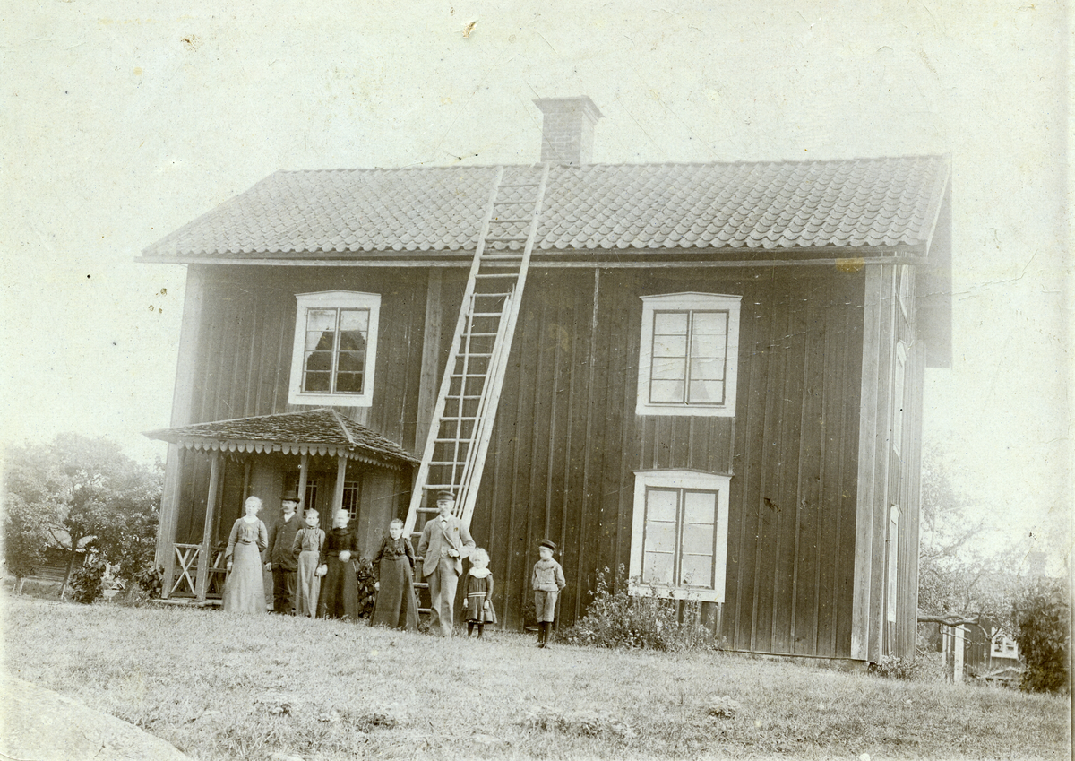 Gunnilbo sn, Solmyra.
Familj utanför bostaden, c:a 1905.