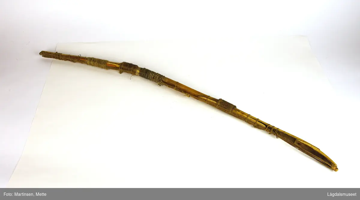 Buen er satt sammen av flere enkeltstykker med bein og/eller horn. Disse er surret sammen med tau eller snøre trolig laget av sener. Buestrengen er ikke festet til selve buen.