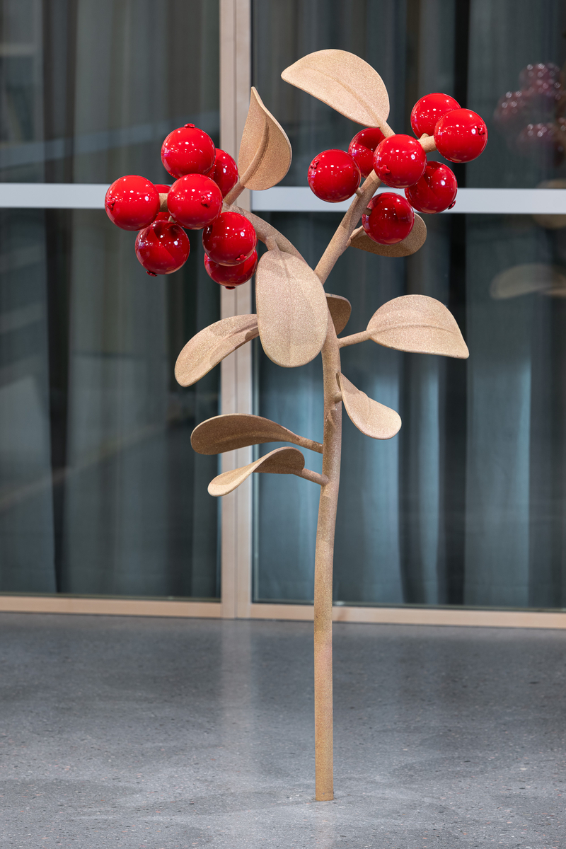 Skulpturen består av pulverlakkert og metallisert metall og avbilder en plante med bær. Utgangspunktet for motivet er tyttebær.  