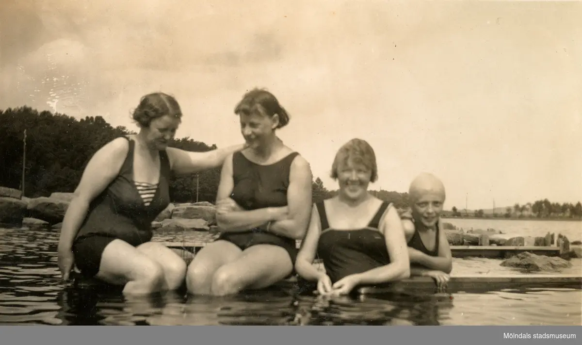 Badande kvinnor vid Stretereds badplats, Tulebosjön år 1923. Från vänster: Nora Krantz (1879 - 1955), två okända väninnor samt Rosa Krantz (1912 - 1994, gift Pettersson, Noras dotter).