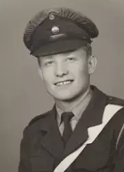 Portrett ung mann i militæruniform