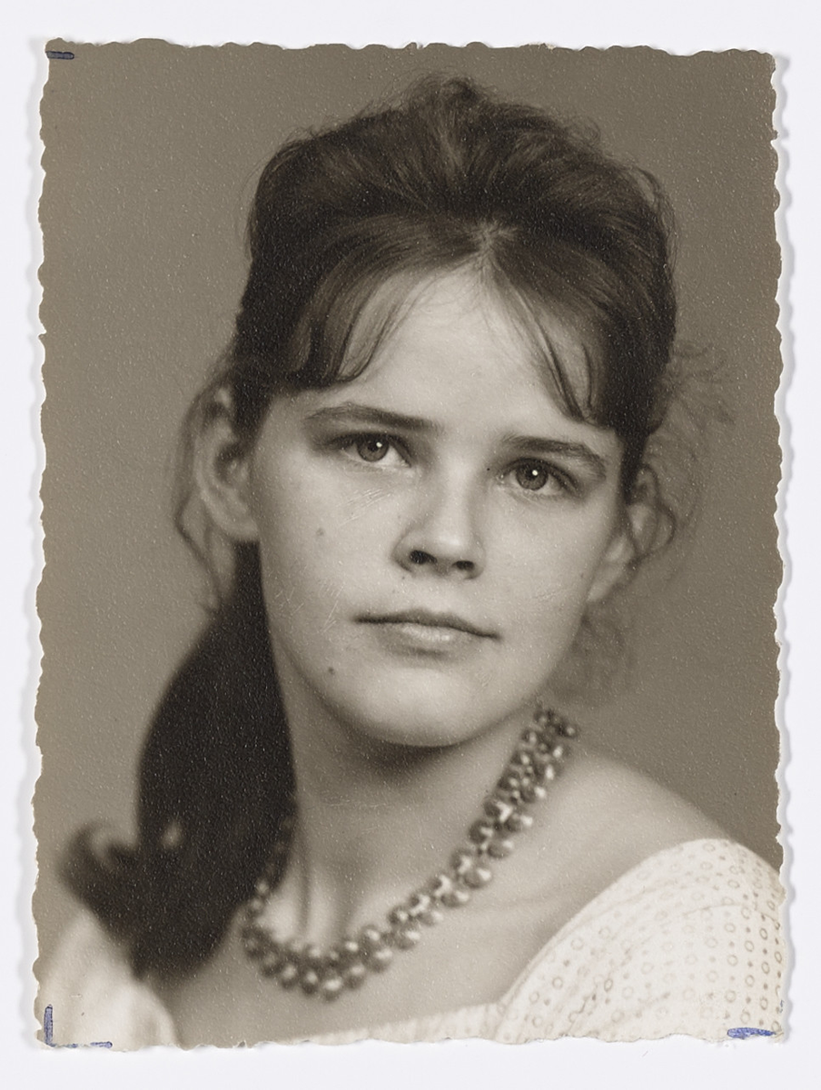Portrett av ung kvinne med perlesmykke
