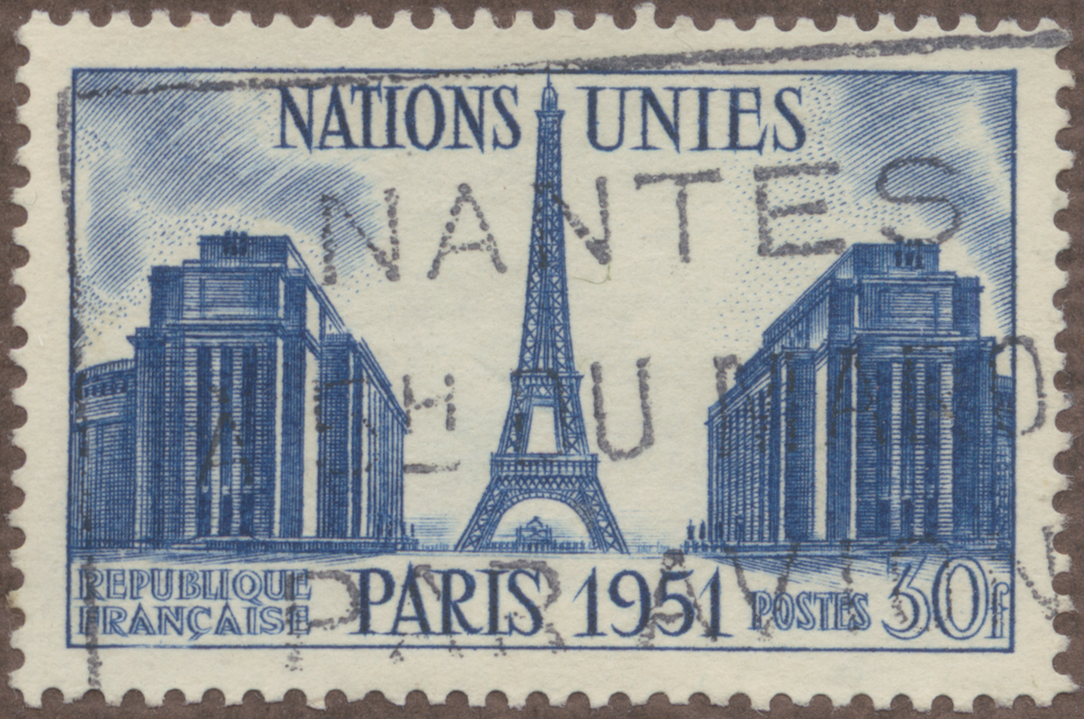 Frimärke ur Gösta Bodmans filatelistiska motivsamling, påbörjad 1950.
Frimärke från Frankrike, 1951. Motiv av Palais de Chaillote vid sidan om Eiffeltornet - Minne av 6-te FN-sessionen i Paris, 1951. Världsutställningarna i Paris har hållits på Champs de Mars.