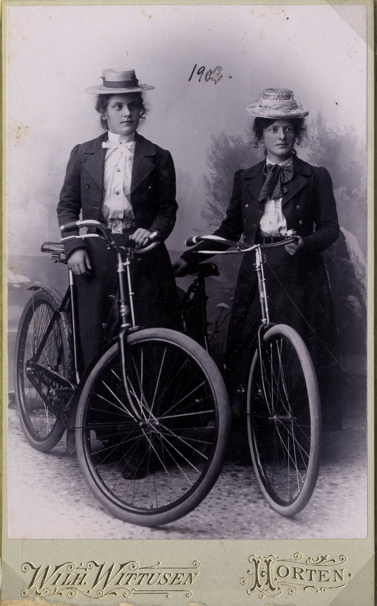 Portrett av to kvinner med sykler.