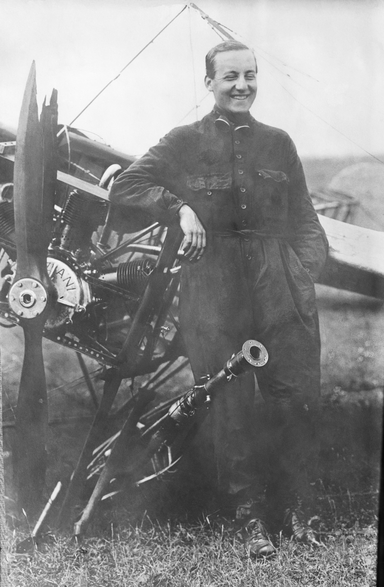 Flygaren Edmund Sparmann står vid flygplan Blériot XI efter haveri 1912. Beskuren bild, utsnitt från översiktsbild.