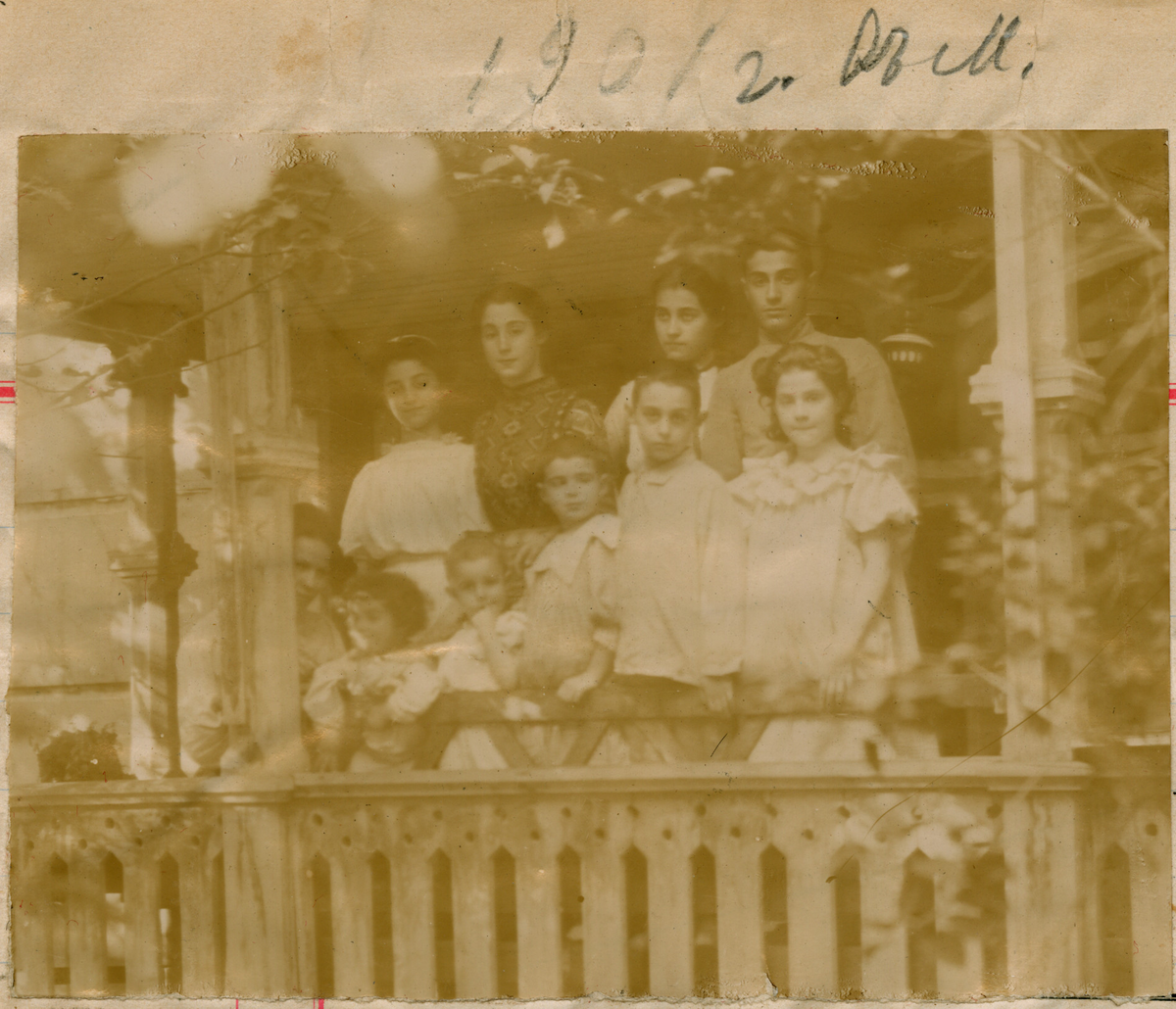 Motivet viser søskenflokken Rostin på en veranda. Bildet er antakelig tatt i 1901.