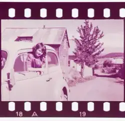 Testbilde av Gevaertfilm, jente i en bil.