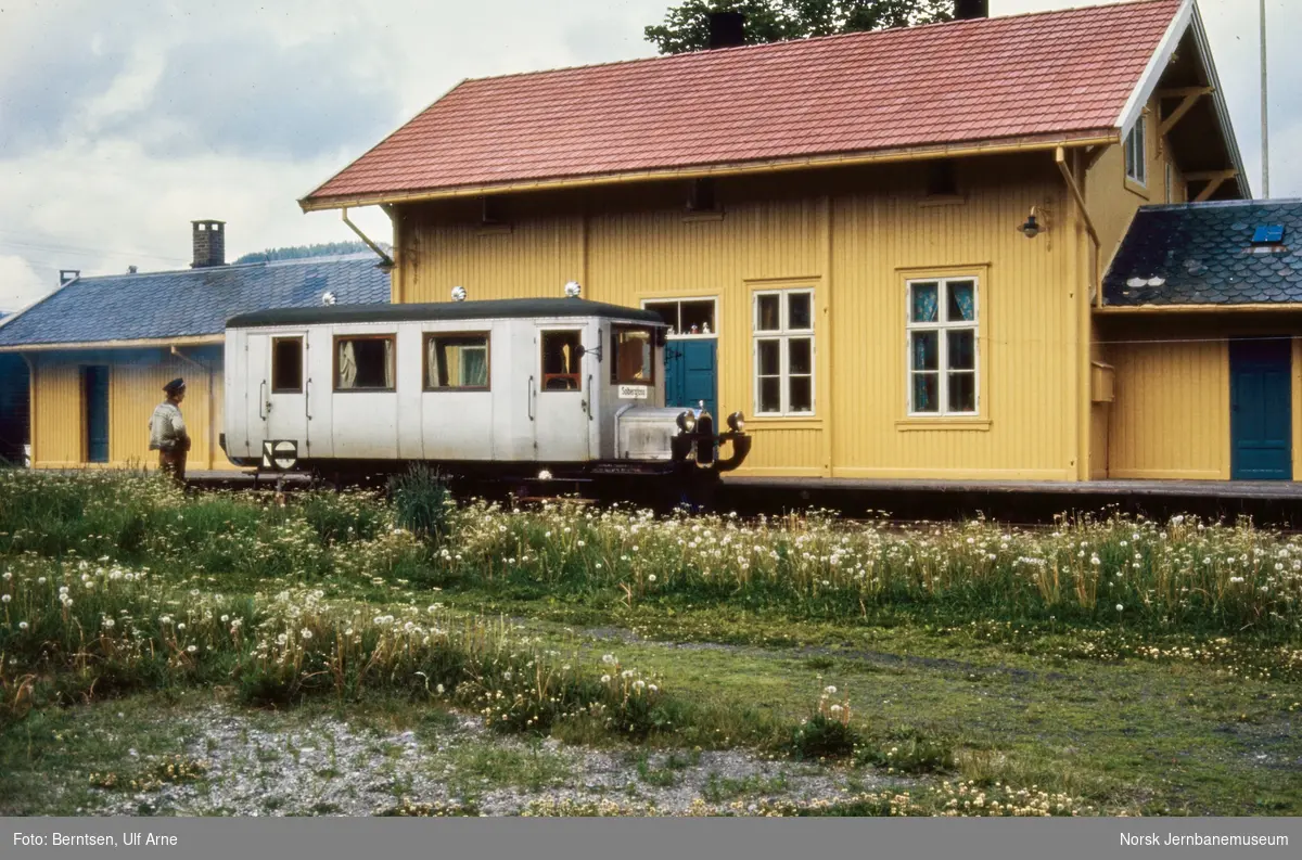Askim-Solbergfossbanens motorvogn "Gamla" på Snarum stasjon