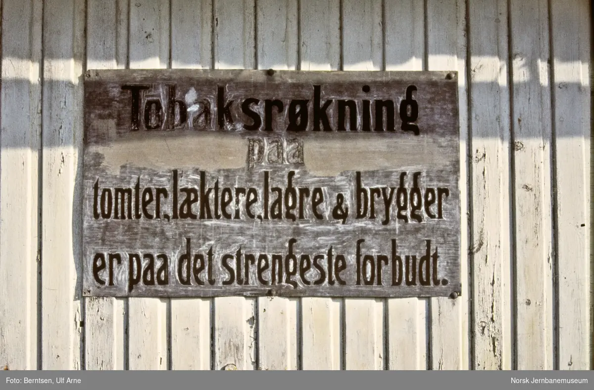 Skilt på kaiområdet ved Borgestad stasjon med tekst: "Tobaksrøkning paa tomter, læktere, lagre & brygger er paa det strengeste forbudt."