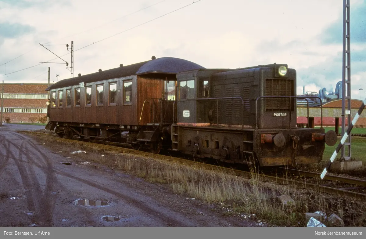 Borregaards Porter-lokomotiv nr. 1 med personvogn litra B24 nr. 601. Ekstratog for Norsk Jernbaneklubb