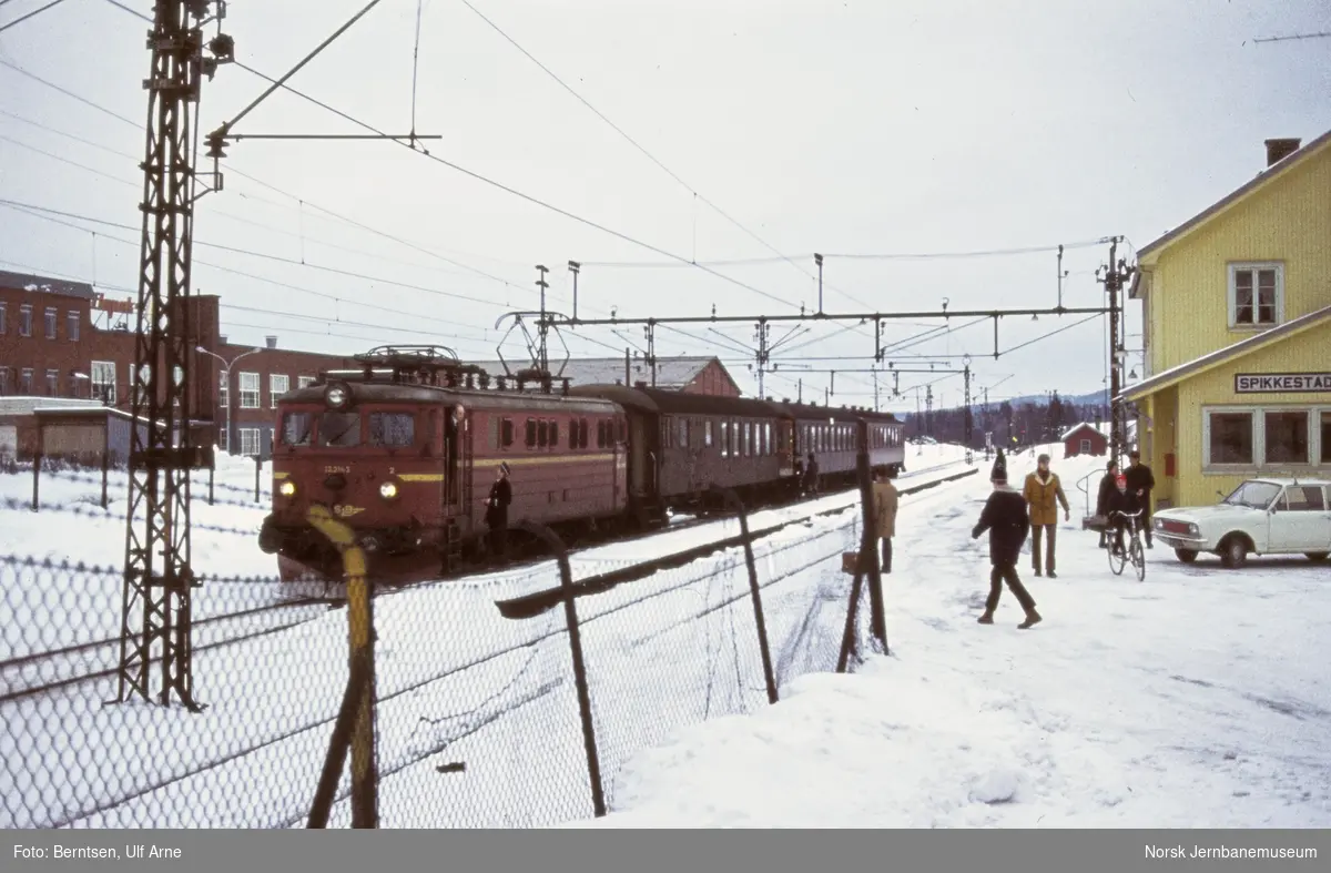 Elektrisk lokomotiv El 13 2143 med persontog til Kongsberg, tog 515, på Spikkestad stasjon på Drammenbanen