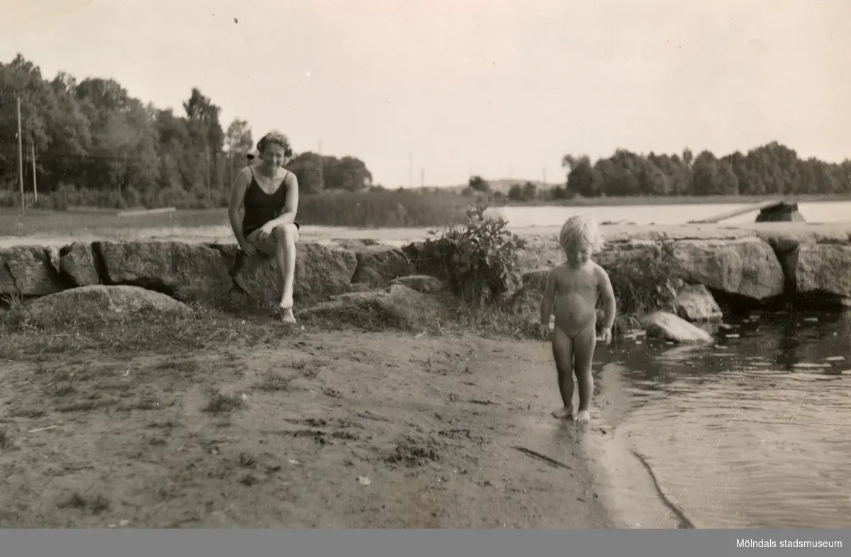 Rosa Pettersson och dottern Eva (född 1944, gift Kempe) befinner sig vid Stenbryggan, Stretereds badplats, Tulebosjön år 1946.