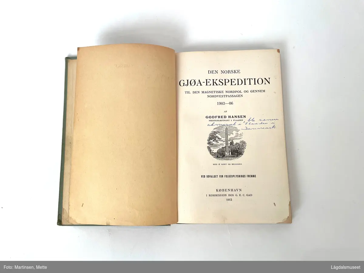 Godfred Hansens bok fra Gjøa-ekspedisjonen 1903-1906, med personlig hilsen til Peder Ristvedt.