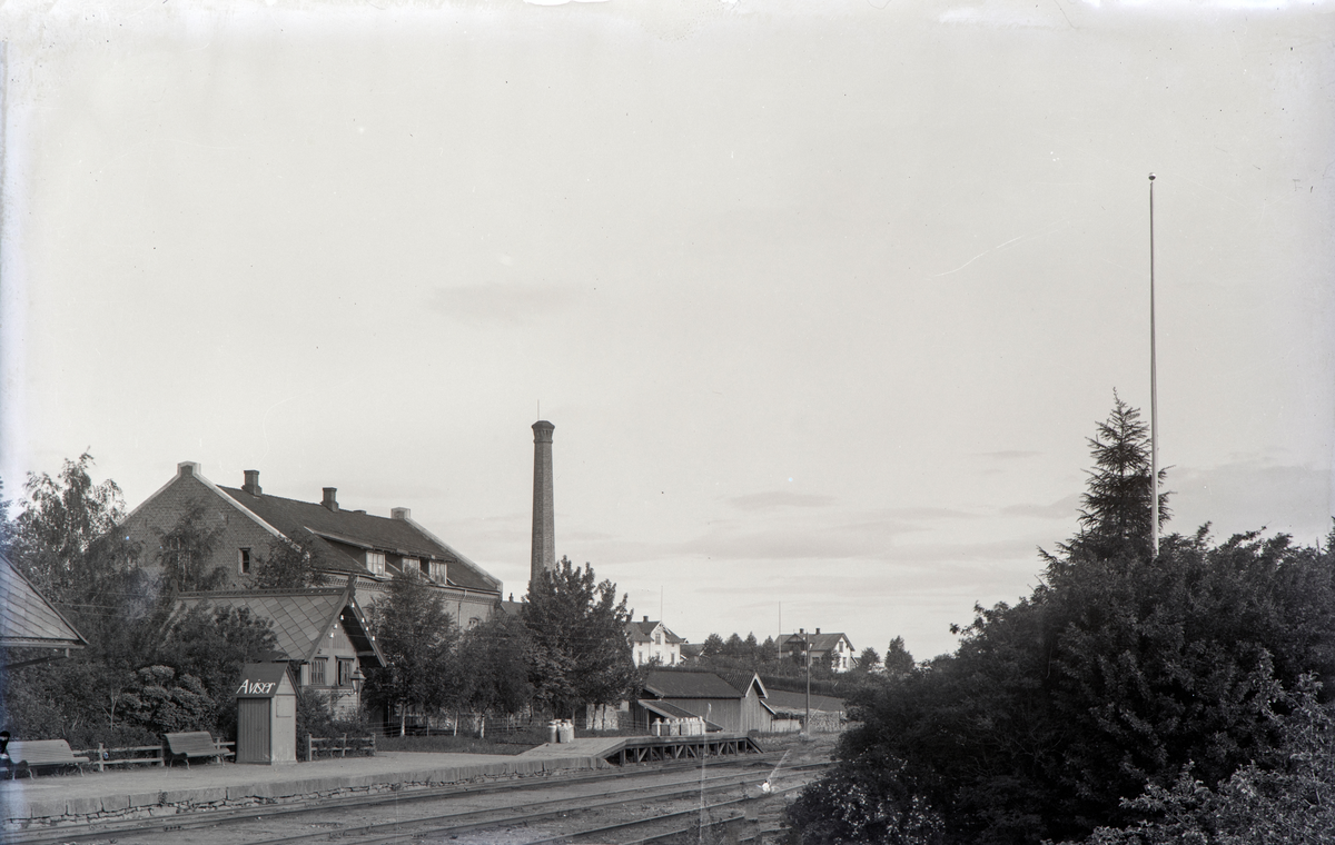 Stange stasjon, jernbanestasjon, jernbanespor, i bakgrunnen Stange Meieri, fabrikkpipe, aviskiosk, lasterampe for melkespann,
