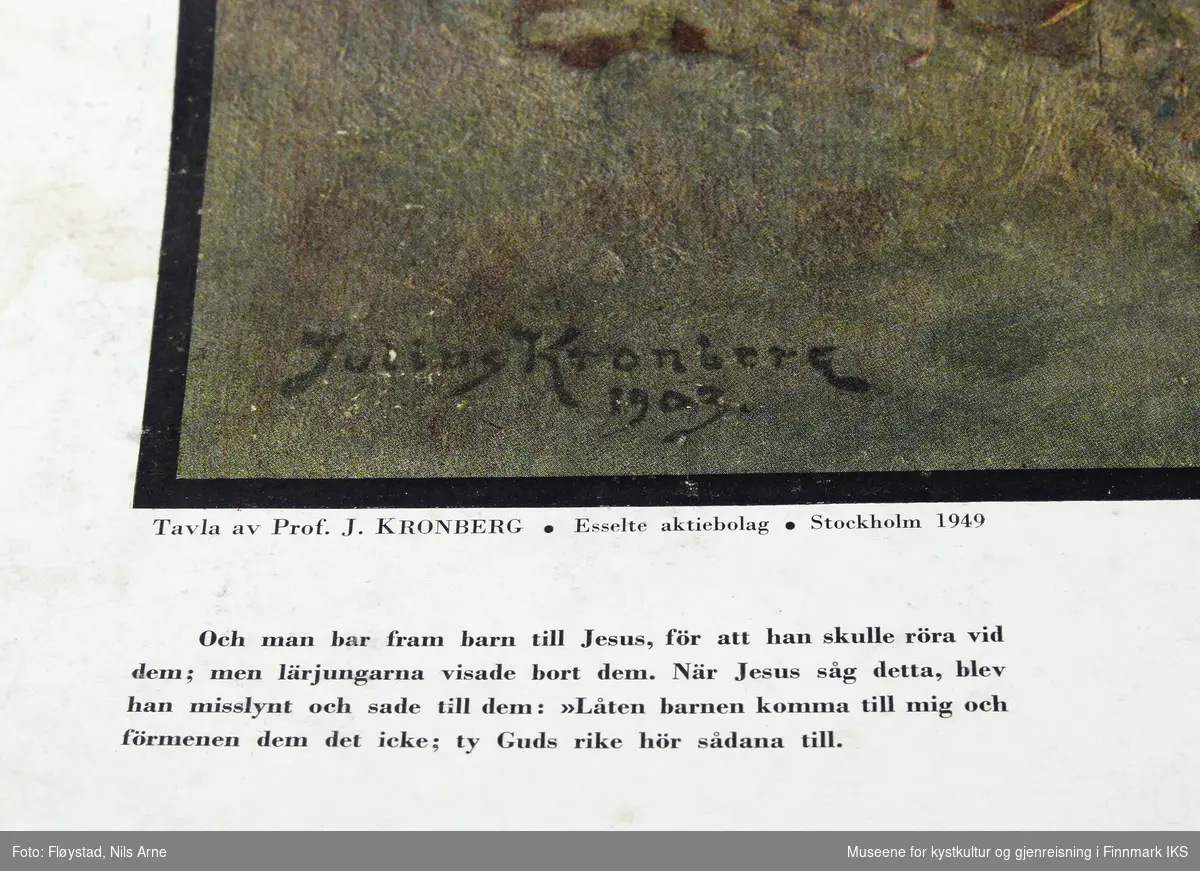 En hvit og rektangulær skoleplansje dekorert med et dyptrykk (sinketsning) av et maleri. Plansjen har et krokfeste av metall til oppheng på vegg og to mindre hull til trådfeste. 

Plansjen er dekorert med en sinketsning som er en dypptrykksmetode der motivet preges inn i metallplaten. Etsningen er en reproduksjon av et maleri opprinnelig malt i 1903, av kunstmaleren og proffesor Julius Kronberg (1850-1921). Trykket viser Jesus som velsigner barn blant en folkemengde. I venstre hjørnet på trykket står signatruen til Kronberg og årstallet 1903 og i høyre hjørnet står signaturen til produsenten av dyptrykket "C.Angerer & Göschl". Rett under dyptrykket er det trykt tittel på trykkeriet og utgiveren av plansjen, i tillegg til årstallet "1949".   

Under trykket er det trykt tittel i midten "JESUS VÄLSIGNAR BARNEN" og rett under er det trykt "Markus 10: 13-16". På hver side av tittelen er bibelverset fra Markus 10: 13-16 trykt. Alt tekst på plansjen er på svensk.
