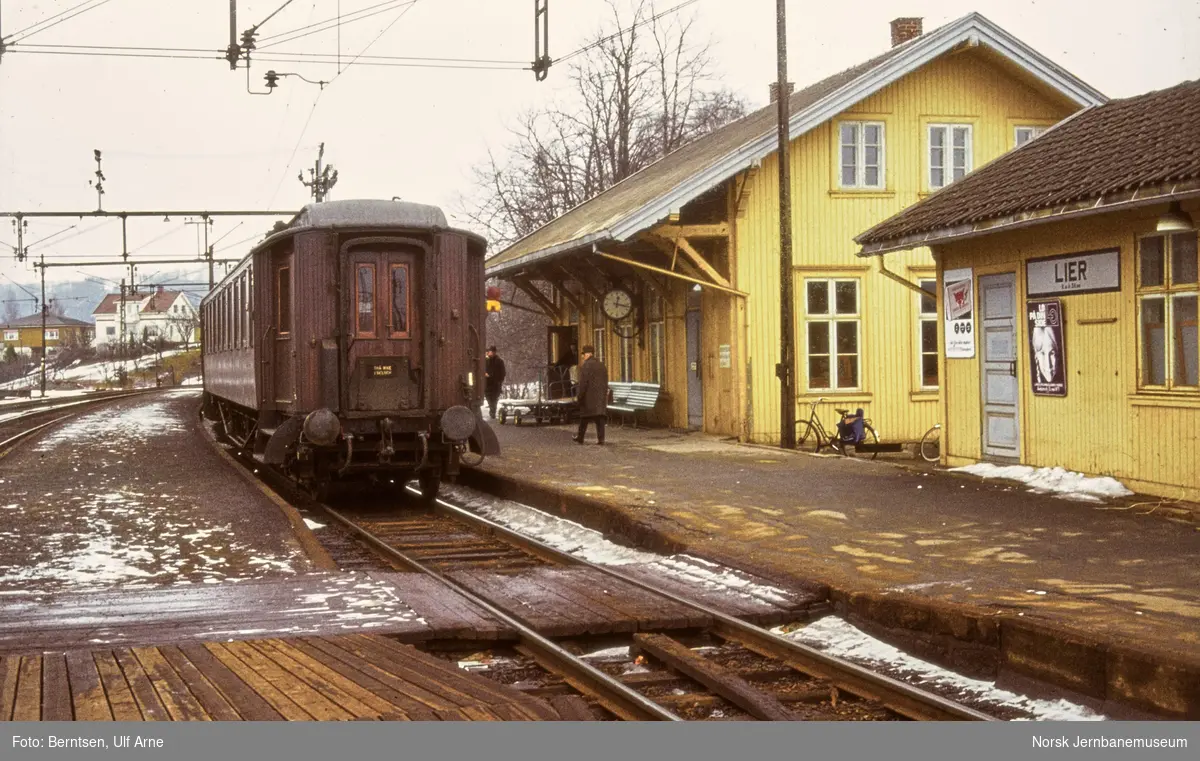 Lokaltog fra Drammen til Oslo V, tog 574, på Lier stasjon