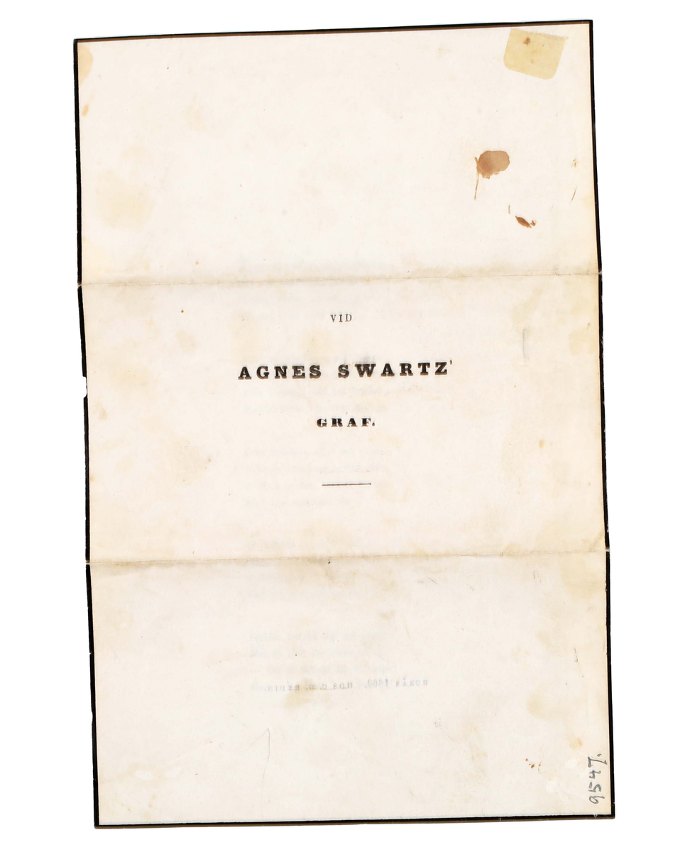 Notifikationskort och begravningsdikt. I form av rektangulärt kort och 2-sidigt pappersblad. På kortet texten: "TILLKÄNNAGIFVES ATT AGNES EMILIE, dotter af afl. Fabrikören D. SWARTZ och dess efterlemnade k. maka Fru B. M. SWARTZ, stilla afled i Borås den 16 April 1860 2 e. m..................

Bladet med dikten har på framsidan texten: "VID AGNES SWARTZ GRAF."