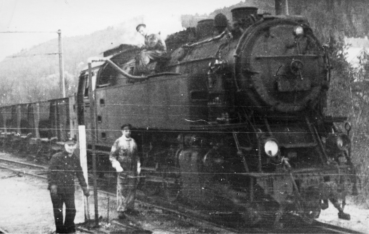 Damplokomotiv med kisvogner og personell på Thamshavnbanen.