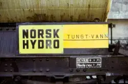 Skilt på en av Rjukanbanens tankvogner for transport av tung