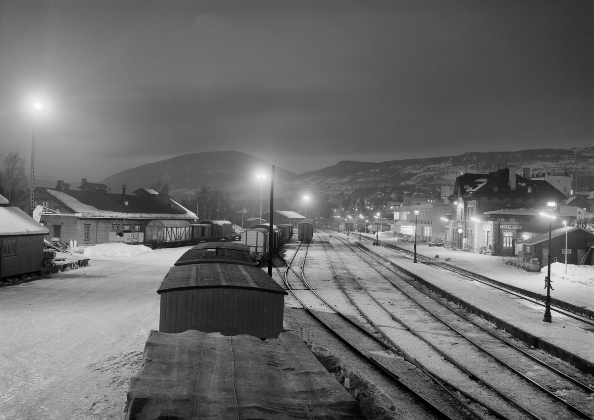 Lillehammer jernbanestasjon, kveldsbilde. Vinter
